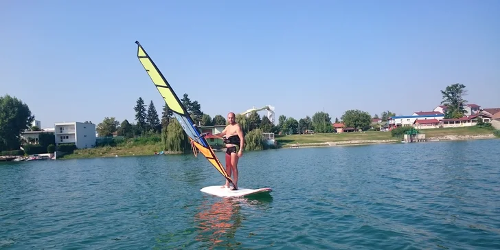 Kurz windsurfingu na Seneckých jazerách a požičanie neoprénu!