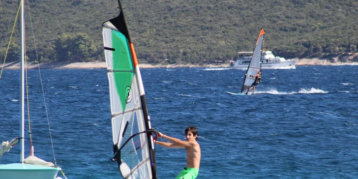 Kurz windsurfingu na Seneckých jazerách a požičanie neoprénu!