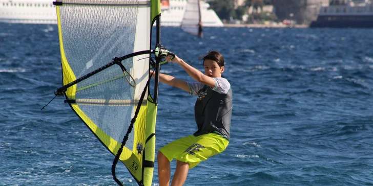 Kurz windsurfingu na Seneckých jazerách a požičanie neoprénu!