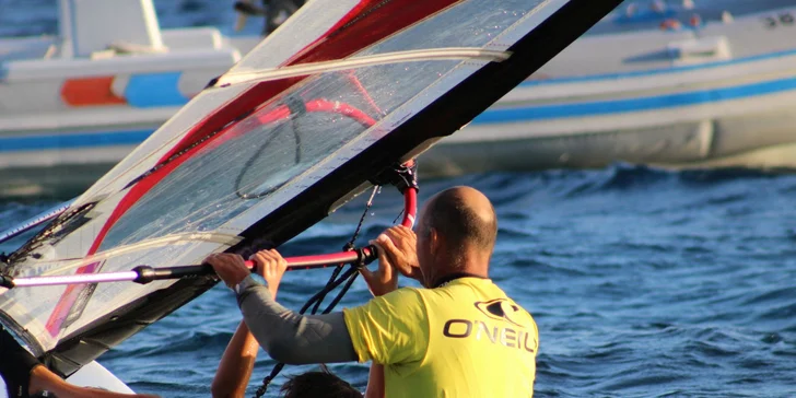 Kurz windsurfingu na Seneckých jazerách a požičanie neoprénu!
