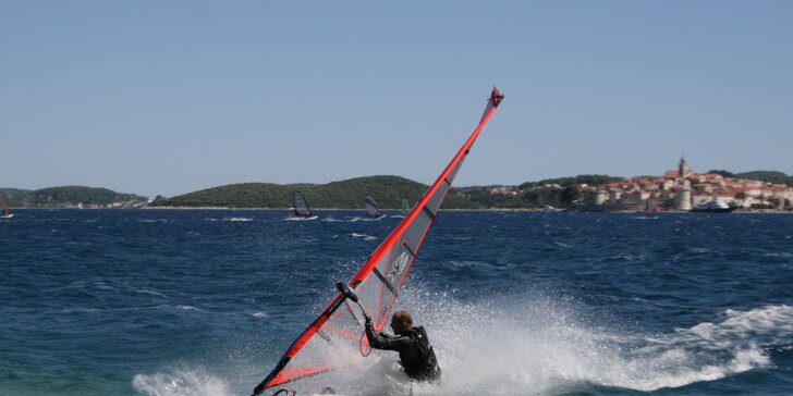 Kurz windsurfingu na Seneckých jazerách a požičanie neoprénu!