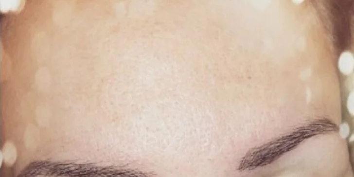 Permanentný make-up obočia alebo pier
