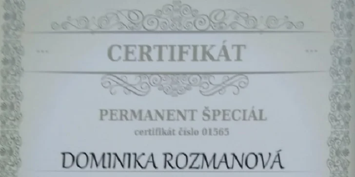 Permanentný make-up obočia alebo pier