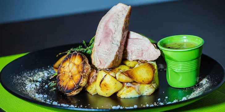 Steak z bravčovej panenky s omáčkou a opekanými zemiakmi