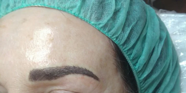 Permanentný make-up obočia alebo pier