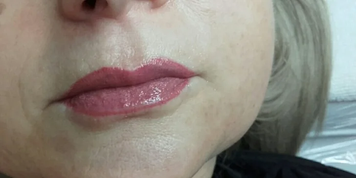 Permanentný make-up obočia alebo pier