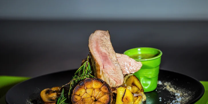 Steak z bravčovej panenky s omáčkou a opekanými zemiakmi