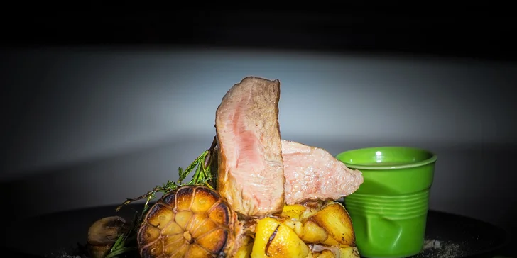 Steak z bravčovej panenky s omáčkou a opekanými zemiakmi