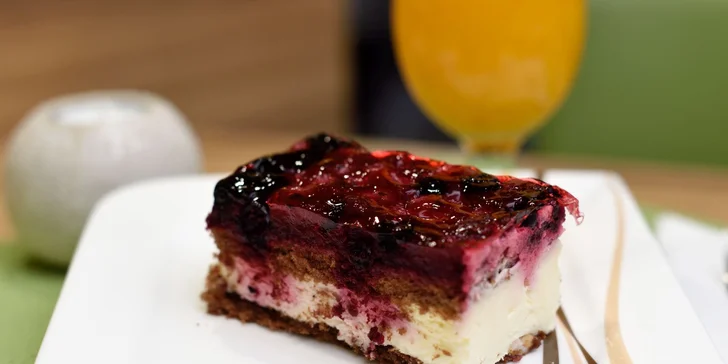 Káva alebo fresh s koláčom, či chutné panini
