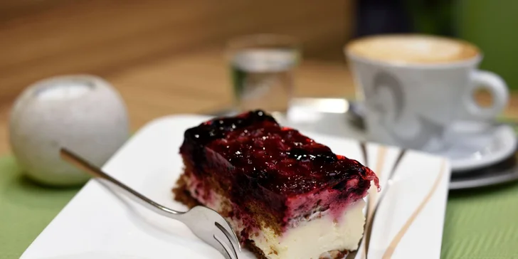 Káva alebo fresh s koláčom, či chutné panini