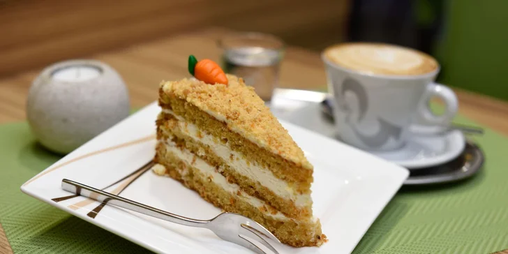 Káva alebo fresh s koláčom, či chutné panini