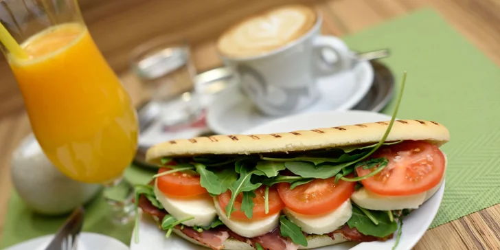 Káva alebo fresh s koláčom, či chutné panini