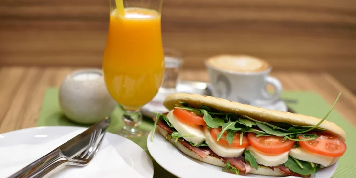 Káva alebo fresh s koláčom, či chutné panini