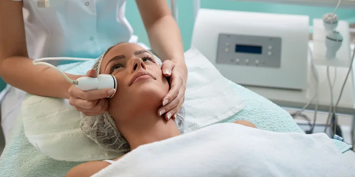 Kozmetické 4D ošetrenie pleti alebo frakčný termo lifting tváre