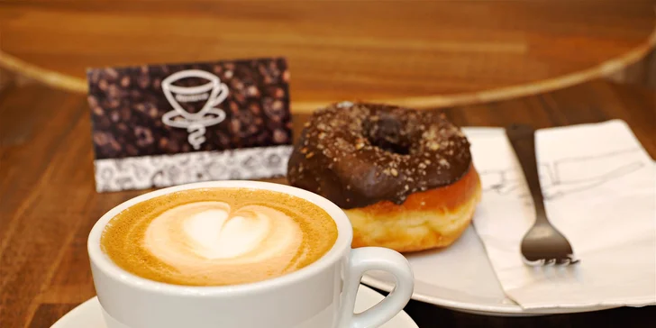 Ochutené latte alebo káva so zákuskom