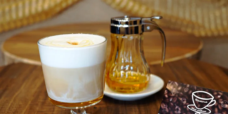 Ochutené latte alebo káva so zákuskom