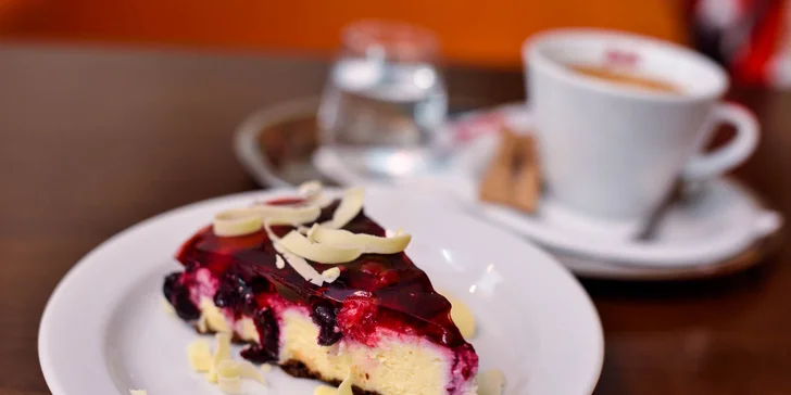 Káva alebo čaj s domácim bezlepkovým cheesecakeom