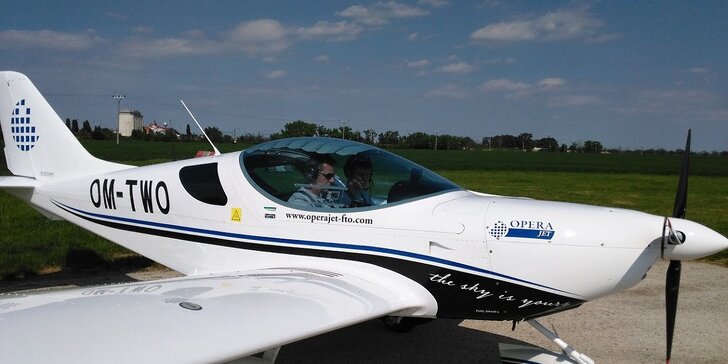 Let športovým lietadlom s pilotovaním na skúšku