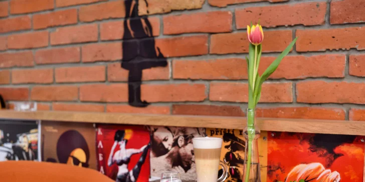 Káva s koláčom v hollywoodskej kaviarni Film Café!