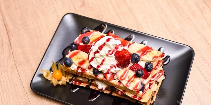 Domáce WAFFLE s plnkou, ovocím, toppingom a posypom + FRESH