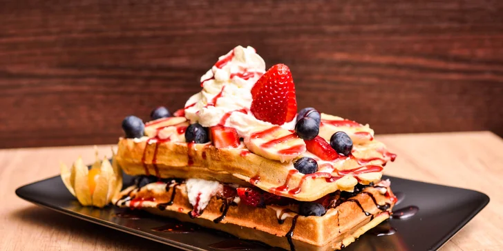 Domáce WAFFLE s plnkou, ovocím, toppingom a posypom + FRESH