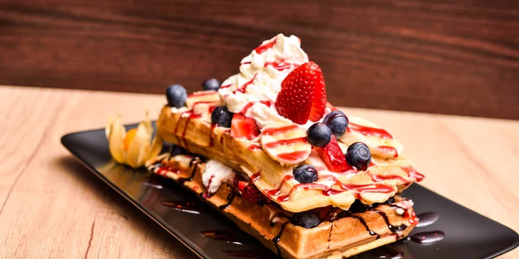 Domáce WAFFLE s plnkou, ovocím, toppingom a posypom + FRESH