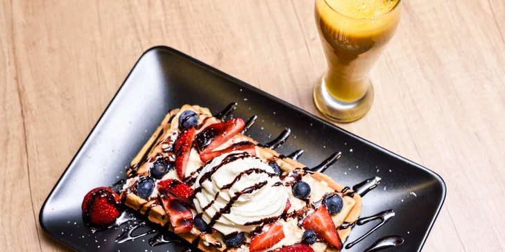 Domáce WAFFLE s plnkou, ovocím, toppingom a posypom + FRESH