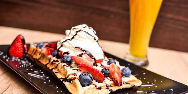 Domáce WAFFLE s plnkou, ovocím, toppingom a posypom + FRESH