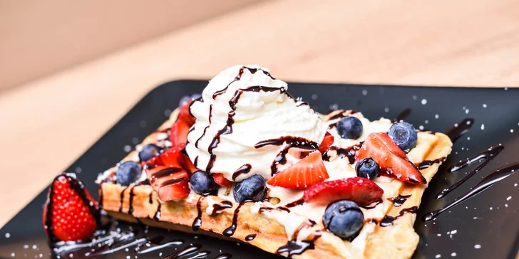 Domáce WAFFLE s plnkou, ovocím, toppingom a posypom + FRESH