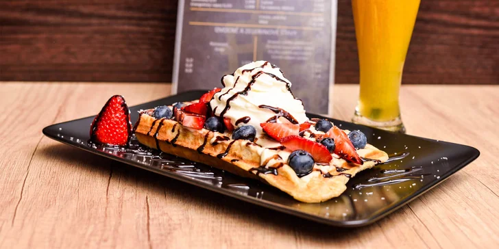Domáce WAFFLE s plnkou, ovocím, toppingom a posypom + FRESH
