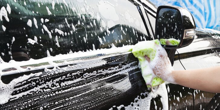 Exteriérové a interiérové umytie auta s tepovaním