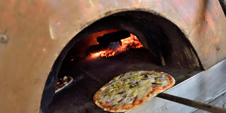 Pizza podľa vlastného výberu s Kofolou alebo pivom