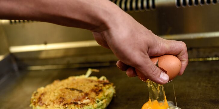 Japonská špecialita Okonomiyaki v centre mesta