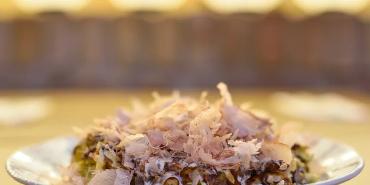 Japonská špecialita Okonomiyaki v centre mesta
