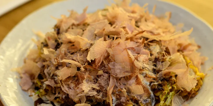 Japonská špecialita Okonomiyaki v centre mesta