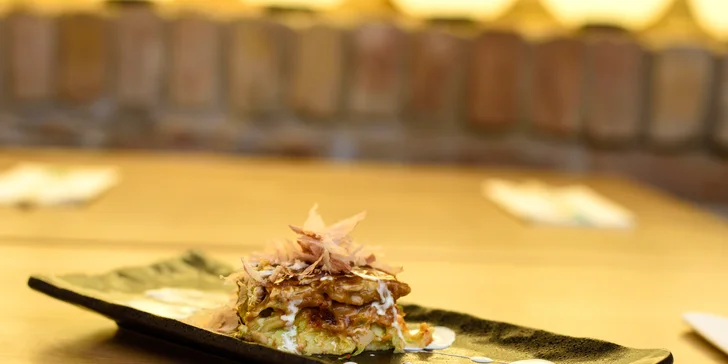 Japonská špecialita Okonomiyaki v centre mesta