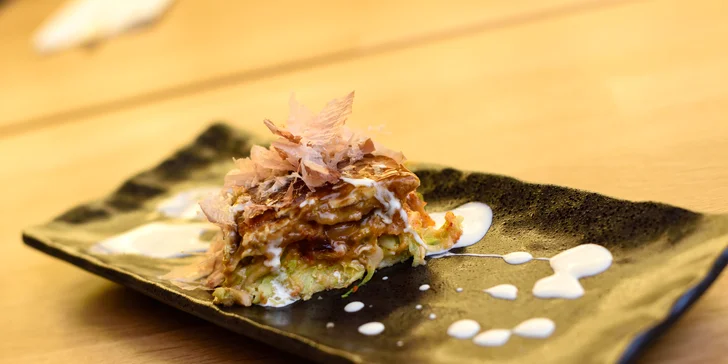 Japonská špecialita Okonomiyaki v centre mesta