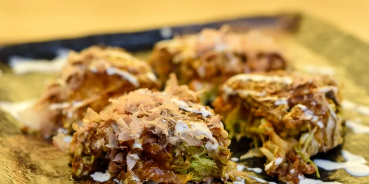 Japonská špecialita Okonomiyaki v centre mesta
