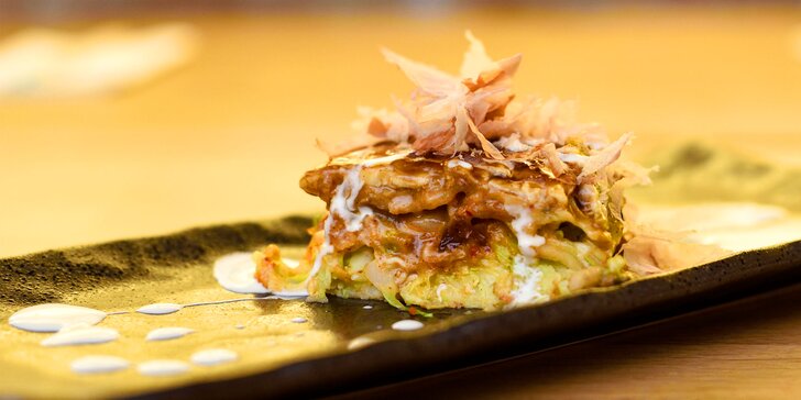 Japonská špecialita Okonomiyaki v centre mesta