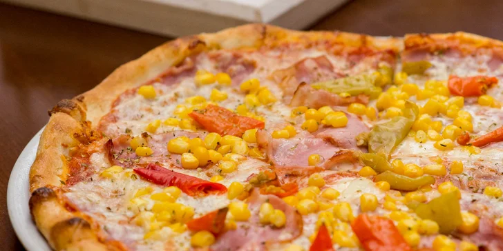 Pizza s domácou omáčkou a čerstvými surovinami