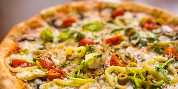 Pizza s domácou omáčkou a čerstvými surovinami