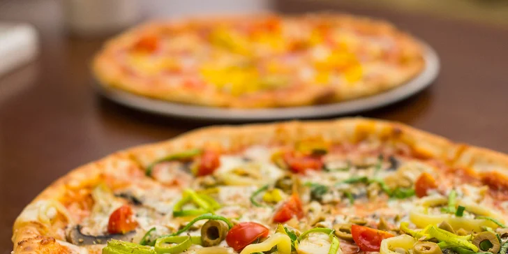 Pizza s domácou omáčkou a čerstvými surovinami - pri kúpe dvoch aj s rozvozom