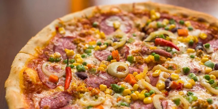 Pizza s domácou omáčkou a čerstvými surovinami - pri kúpe dvoch aj s rozvozom
