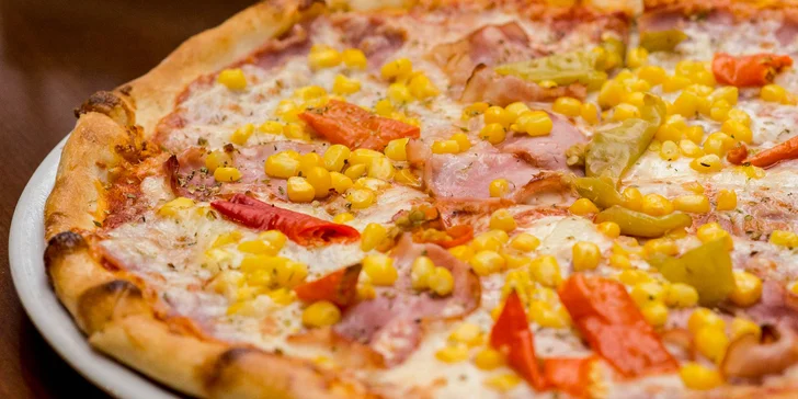 Pizza s domácou omáčkou a čerstvými surovinami