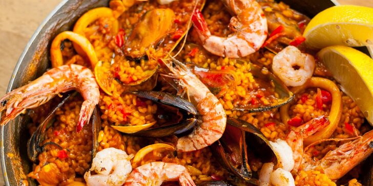 Pravá španielska Paella s plodmi mora alebo plnené cannelloni