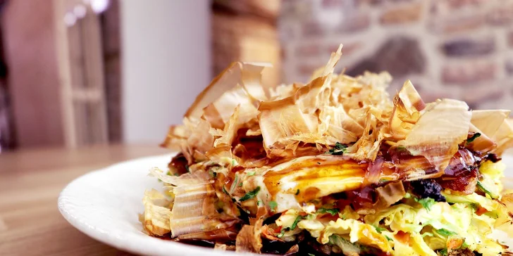 Japonská špecialita Okonomiyaki v centre mesta