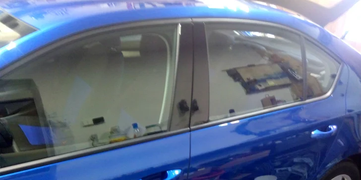 Aplikovanie zatmavovacích fólií na vaše auto