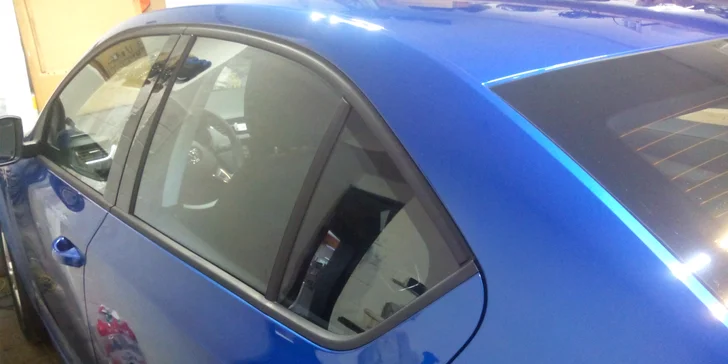 Aplikovanie zatmavovacích fólií na vaše auto