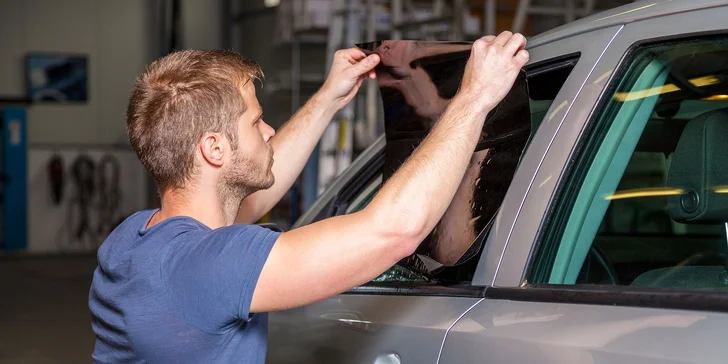 Aplikovanie zatmavovacích fólií na vaše auto