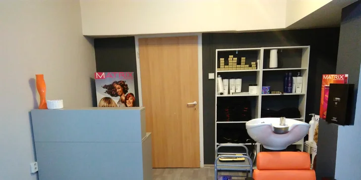 Dámsky strih s galvanickým ošetrením, farbenie, melírovanie